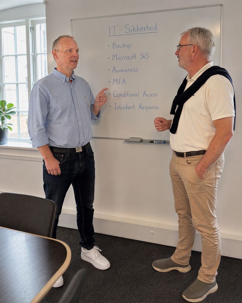 IT-sikkerhedsstrategi diskuteres på whiteboard IT-sikkerhedsstrategi diskuteres på whiteboard — Allan Schmidt, ITNU